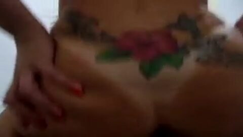 Camila tatuada con gran culo dando sexo anal sentada