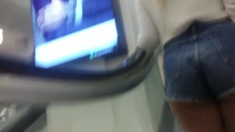 Captan a una joven con pantalones cortos ajustados en un centro comercial