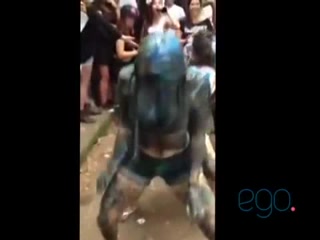 Carol Portaluppi bailando funk al trote universitario