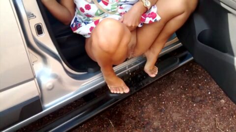 Casado exhibicionista meando en la carretera