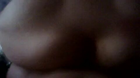 Casado sin sentido sentado fuerte en el comedor