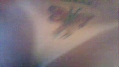 Chica bronceada caliente en una fiesta con dos hombres