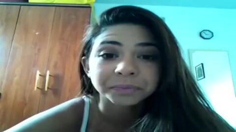 Chica caliente bailando en pijama ajustado