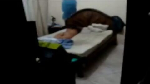 Chica caliente durmiendo en tanga