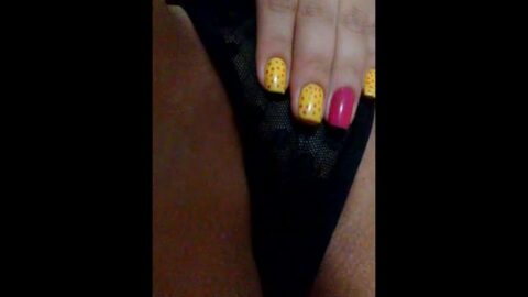 Chica caliente masturbándose con bragas transparentes