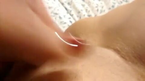 Chica caliente masturbándose su delicioso coño