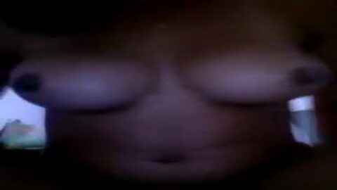 Chica caliente sentada fuerte