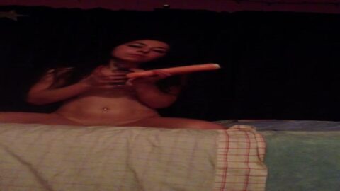 Chica flaca de 25 años con cuerpo de 18 sentada en la consola