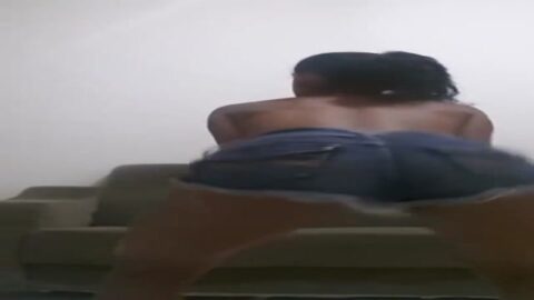 Chica funk joven muy caliente balanceándose