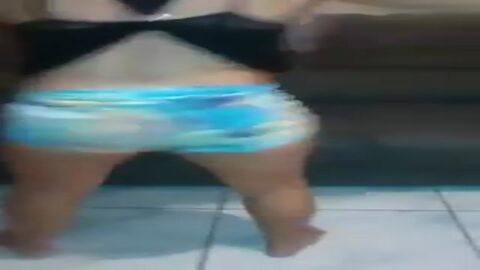 Chica joven bailando 2
