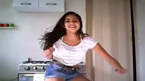 Chica joven bailando en pantalones cortos es caliente
