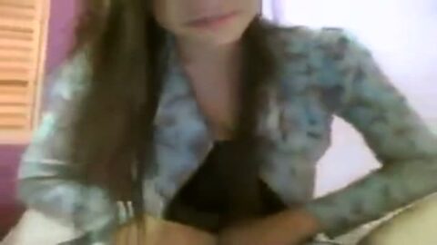 Chica joven caliente grabó un strip para su novio