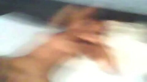 Chica joven con un hermoso pezón