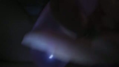 Chica joven metiéndose un condón lleno de agua en su coño