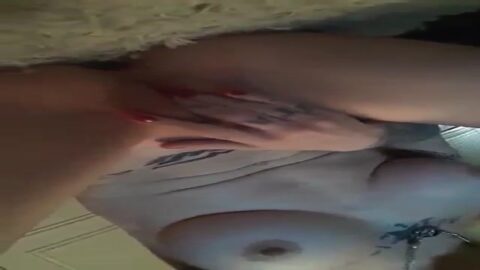 Chica joven mostrando su pecho