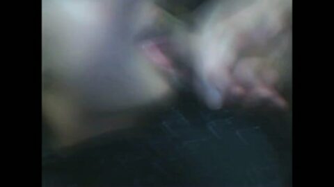 Chica joven recibiendo mucha corrida