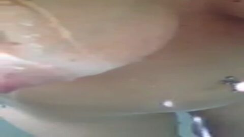 Chica tatuada desnuda caliente tomando una ducha