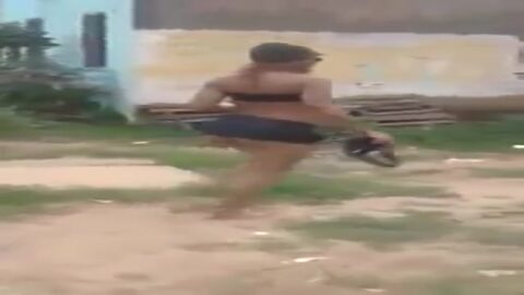 Chica traviesa caminando medio desnuda por la calle