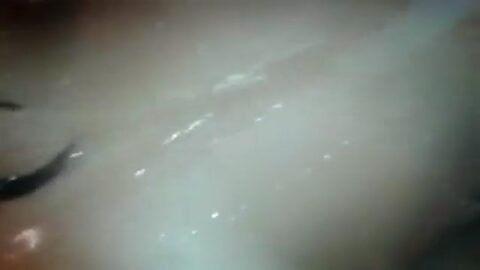 Chica traviesa desnuda en el baño