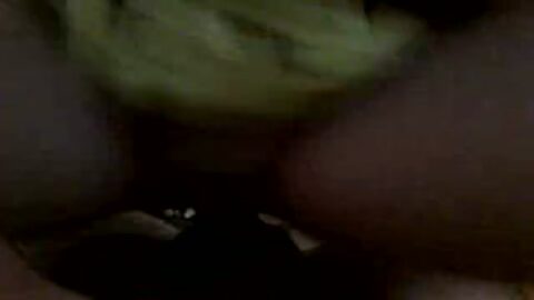 Chica traviesa gimiendo sobre una polla