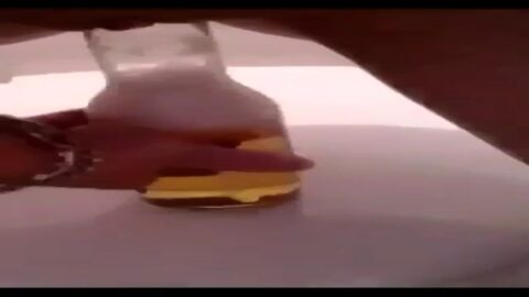 Chica traviesa metiendo el coño en una botella de corona