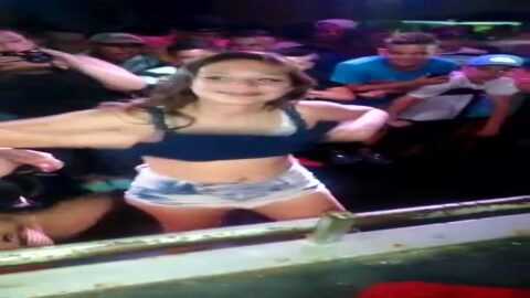Chicas calientes bailando en el baile