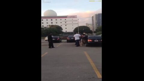 Chicas calientes peleando en el estacionamiento pagando coño