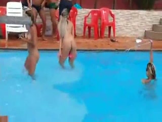 Chicas desnudas en la piscina en una barbacoa
