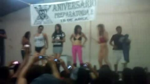 Chicas jóvenes se desnudaron en la fiesta de despedida del colegio