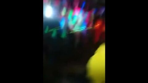 Chicas traviesas quitándose la ropa en actividad sexual en el baile funk