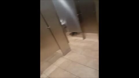 Chupando El Coño De Un Amigo En El Baño Público
