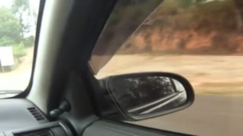 Chupando la polla de su marido en el coche en la carretera y masturbándose
