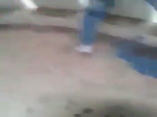 Chupandole la polla a un amigo delante de todos en la universidad