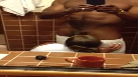 Chupó la mamba negra en el espejo.