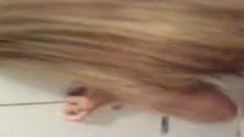 Clara joven rubia con tatuajes teniendo sexo