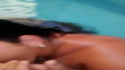 Codicioso Amateur Chupando en la Piscina