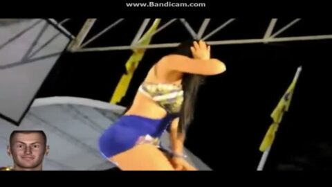 Colombiana caliente mostrando bragas