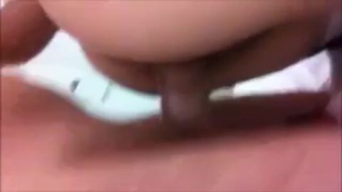 Comiendo a su prima disfrazada de sirvienta