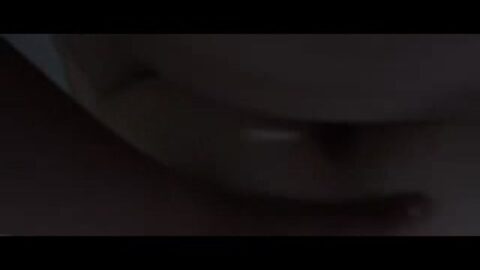 Comiendo a una perra traviesa a cuatro patas en la cama