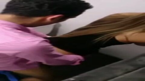 Comiéndose a una rubia desconocida en el baño del club