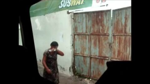 Comiéndose la corona de puta dentro de la furgoneta en plena calle