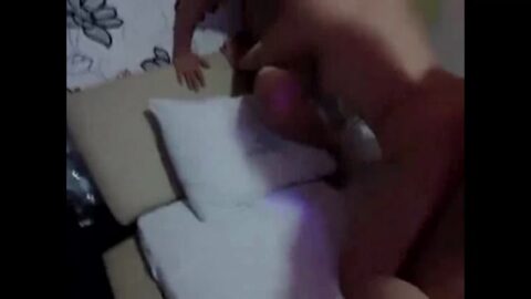 Crown follándose a dos hombres en la orgía