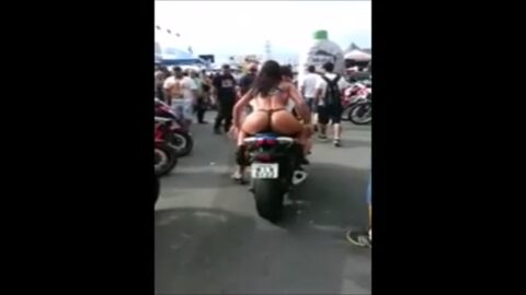 Culo caliente en bragas andando en moto