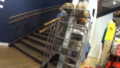 Culo en pantalones cortos subiendo las escaleras.