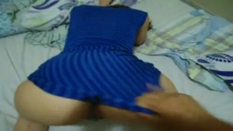 Culona mostrando el culo y recibiendo polla en su coño