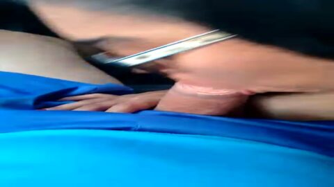 Cuñada chupando polla en el auto a escondidas de su hermana