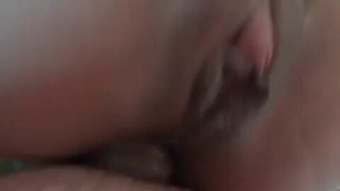 Dando culo, esta morena tiene una verga deliciosa