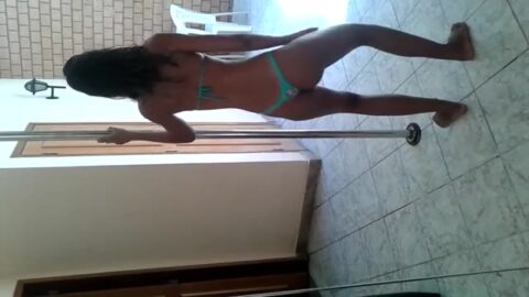 Dani de Río de Janeiro rodando en bikini