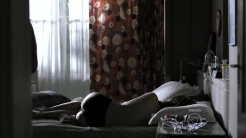 Débora Falabella desnuda y enseñando pechos en Doble Identidad