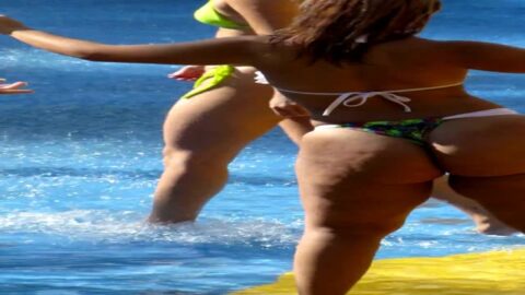 Dejó a la mujer bailar sola en la piscina.